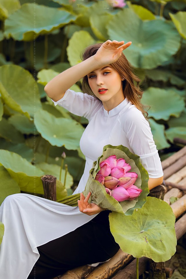 Thiếu nữ Ukraine buông lơi dây yếm, đẹp như tranh vẽ bên sen-20