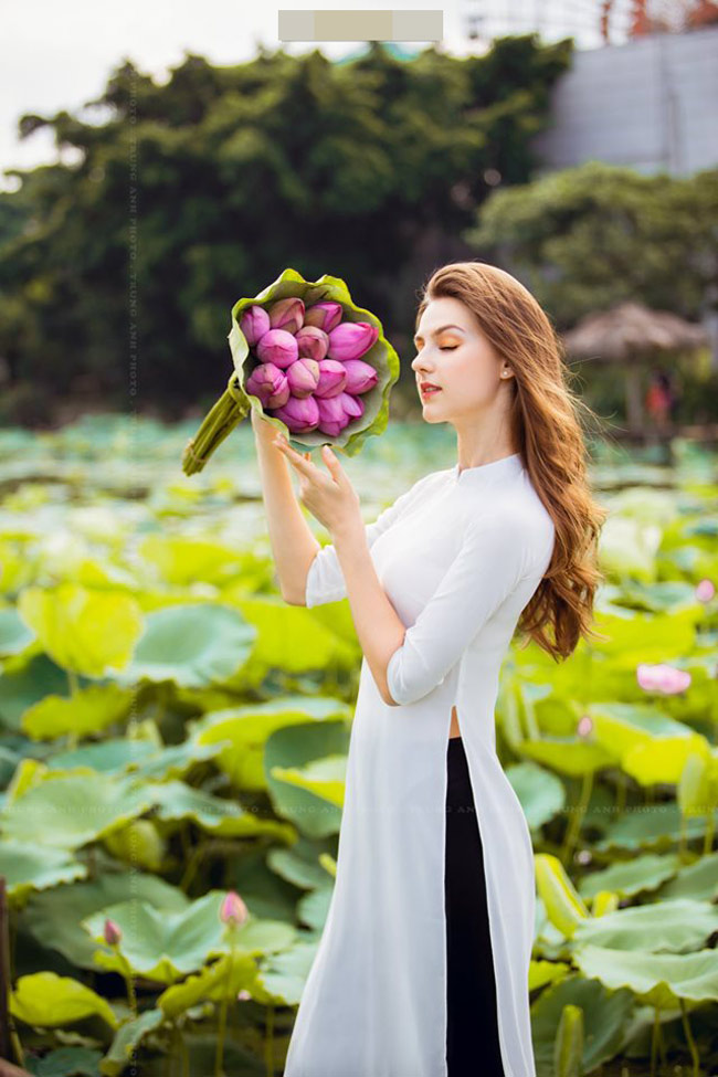 Thiếu nữ Ukraine buông lơi dây yếm, đẹp như tranh vẽ bên sen-21