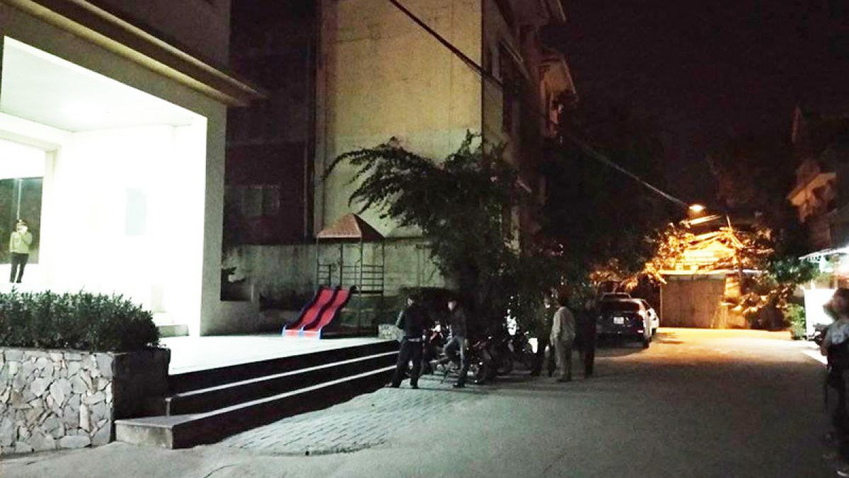 Nô đùa với em trai trong sân nhà, anh bị ngã va vào ghế đá tử vong-1