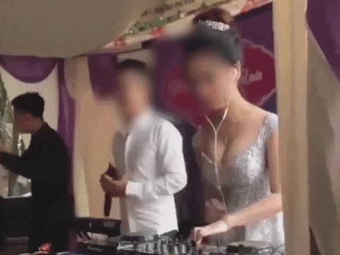 CLIP: Cô dâu làm DJ đánh nhạc siêu chất, họ hàng 2 bên quẩy tưng bừng trong đám cưới
