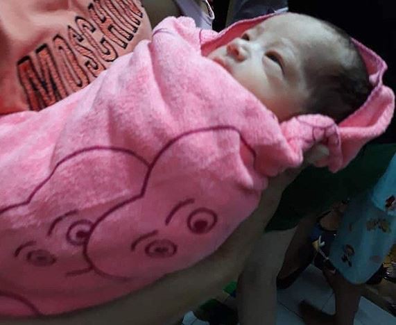 Bé trai còn nguyên dây rốn, gói trong túi treo trên xe người đi đường-1