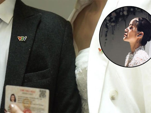 Chồng tương lai của MC Phí Linh lần đầu lộ diện, hạnh phúc hôn má cô dâu trong ngày ăn hỏi-16