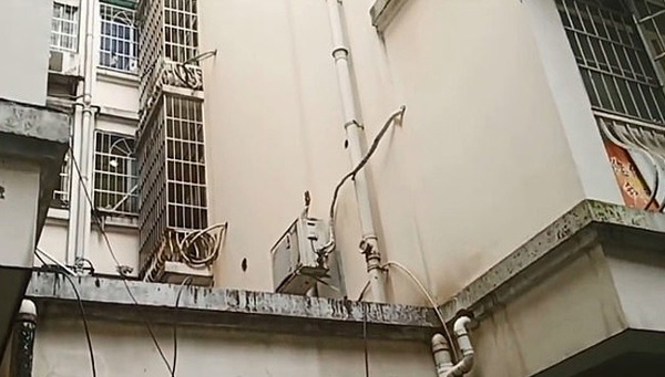 Bé sơ sinh bị mẹ ném từ tầng 3 may mắn sống sót-1