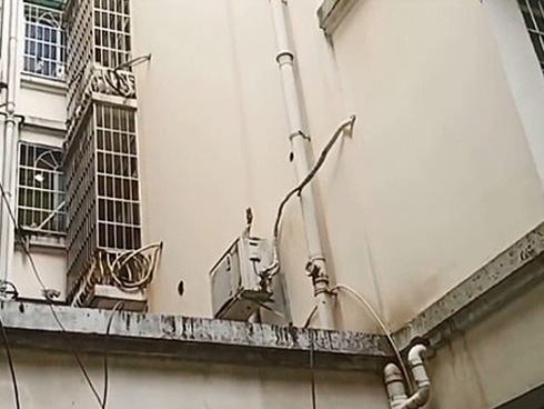 Video gây sốc: Giải cứu bé sơ sinh bị mẹ nhét vào túi nilon buộc kín bỏ rơi nơi vắng vẻ không bóng người-6