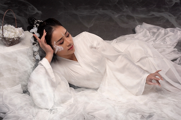 Hoa Trần - vợ NSƯT Việt Hoàn gây thương nhớ với tạo hình cổ trang-2