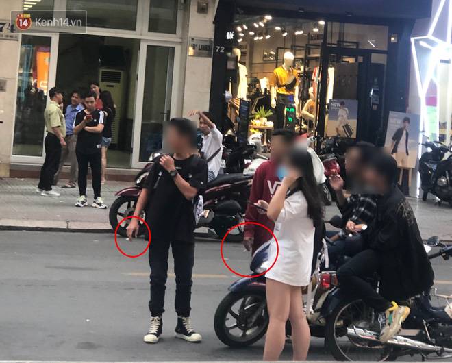 Nhức mắt trước cảnh tượng nhiều nhóm nam nữ teen tụ tập hút thuốc lá, chửi thề to tiếng trước Bitexco: Tưởng vậy là cool?-1