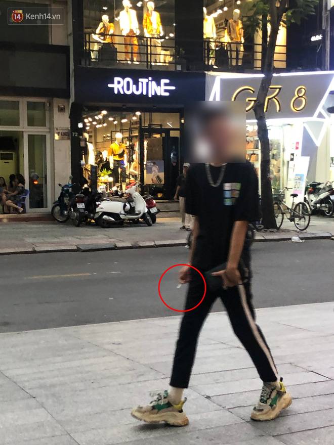 Nhức mắt trước cảnh tượng nhiều nhóm nam nữ teen tụ tập hút thuốc lá, chửi thề to tiếng trước Bitexco: Tưởng vậy là cool?-2