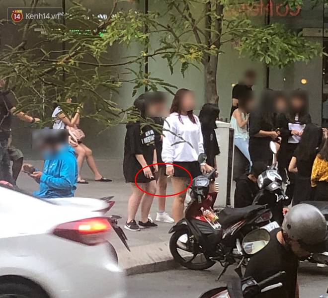 Nhức mắt trước cảnh tượng nhiều nhóm nam nữ teen tụ tập hút thuốc lá, chửi thề to tiếng trước Bitexco: Tưởng vậy là cool?-3