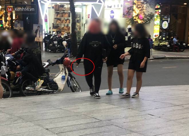 Nhức mắt trước cảnh tượng nhiều nhóm nam nữ teen tụ tập hút thuốc lá, chửi thề to tiếng trước Bitexco: Tưởng vậy là cool?-5