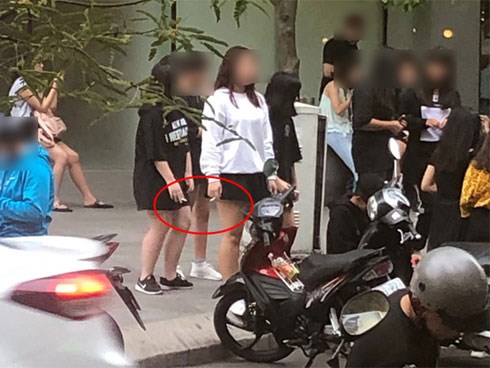 Nhức mắt trước cảnh tượng nhiều nhóm nam nữ teen tụ tập hút thuốc lá, chửi thề to tiếng trước Bitexco: Tưởng vậy là cool?