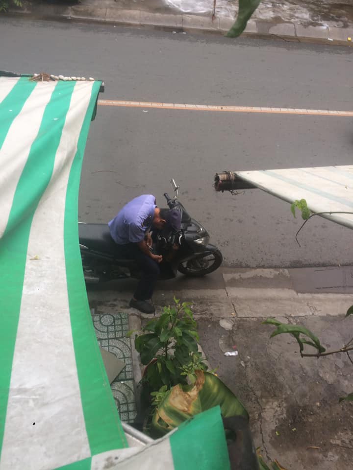 Clip: Nam thanh niên dừng xe, thản nhiên chích ma túy rồi vứt kim tiêm giữa đường đông người qua lại-1