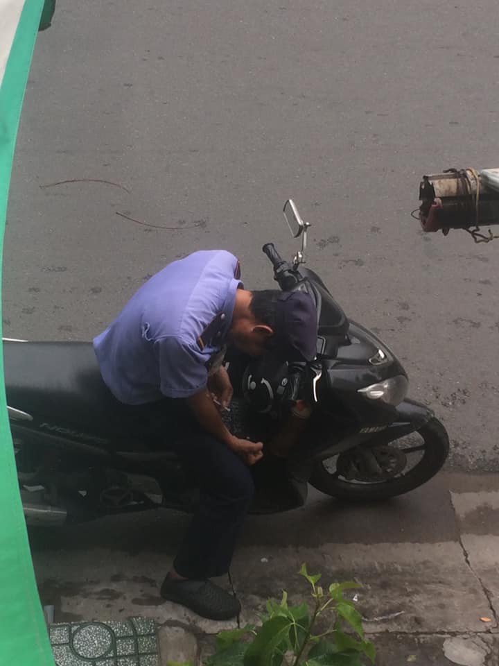 Clip: Nam thanh niên dừng xe, thản nhiên chích ma túy rồi vứt kim tiêm giữa đường đông người qua lại-2