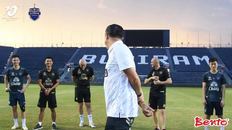 Quế Ngọc Hải khoe ảnh đi biển cùng con gái nhưng điều dân tình chú ý lại là chiếc áo đặc biệt kia-3