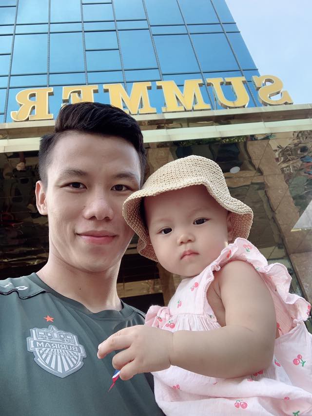 Quế Ngọc Hải khoe ảnh đi biển cùng con gái nhưng điều dân tình chú ý lại là chiếc áo đặc biệt kia-1