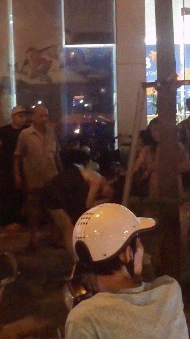 Hà Nội: Nhóm thanh niên nam nữ cầm tuýp sắt, giật tóc, đánh nhau dữ dội trên phố-1