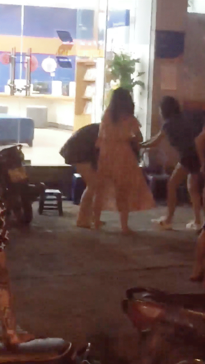 Hà Nội: Nhóm thanh niên nam nữ cầm tuýp sắt, giật tóc, đánh nhau dữ dội trên phố-2