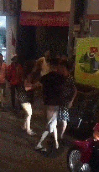 Hà Nội: Nhóm thanh niên nam nữ cầm tuýp sắt, giật tóc, đánh nhau dữ dội trên phố-4