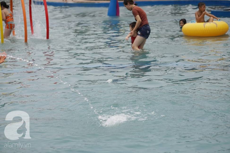 Mới khai trương hơn 1 ngày, công viên nước lớn nhất Thủ đô đã đục ngầu như ao, rác nổi lềnh phềnh bể bơi-2