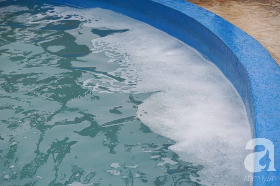 Mới khai trương hơn 1 ngày, công viên nước lớn nhất Thủ đô đã đục ngầu như ao, rác nổi lềnh phềnh bể bơi-3