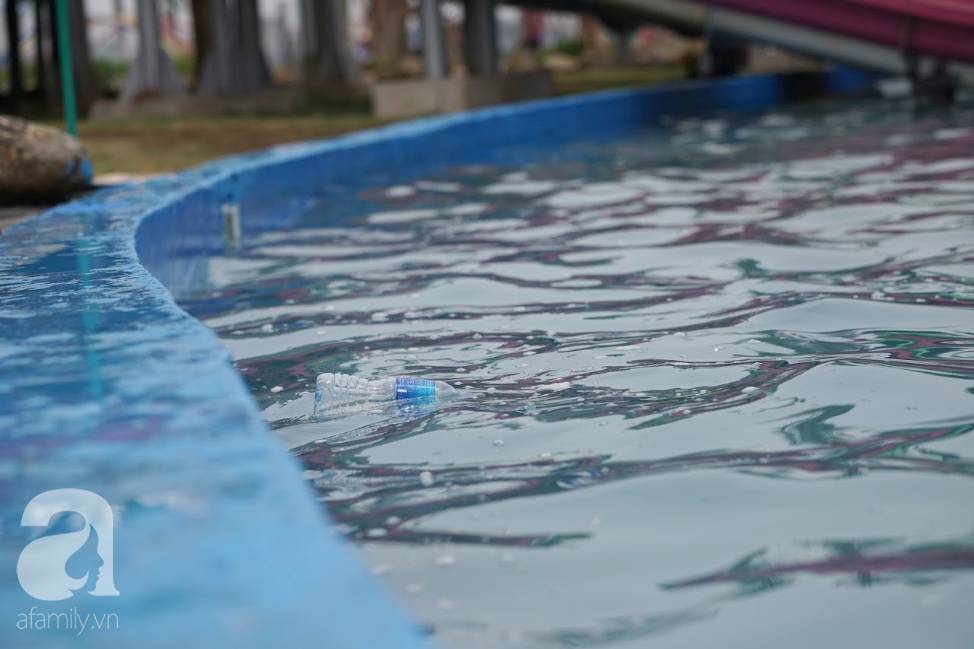 Mới khai trương hơn 1 ngày, công viên nước lớn nhất Thủ đô đã đục ngầu như ao, rác nổi lềnh phềnh bể bơi-4