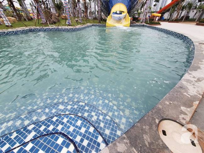 Mới khai trương hơn 1 ngày, công viên nước lớn nhất Thủ đô đã đục ngầu như ao, rác nổi lềnh phềnh bể bơi-6