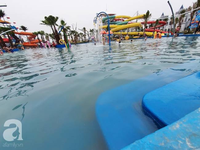Mới khai trương hơn 1 ngày, công viên nước lớn nhất Thủ đô đã đục ngầu như ao, rác nổi lềnh phềnh bể bơi-7