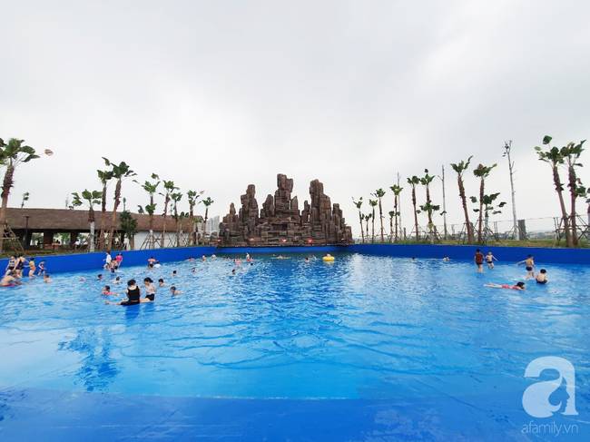 Mới khai trương hơn 1 ngày, công viên nước lớn nhất Thủ đô đã đục ngầu như ao, rác nổi lềnh phềnh bể bơi-8