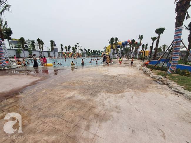 Mới khai trương hơn 1 ngày, công viên nước lớn nhất Thủ đô đã đục ngầu như ao, rác nổi lềnh phềnh bể bơi-11