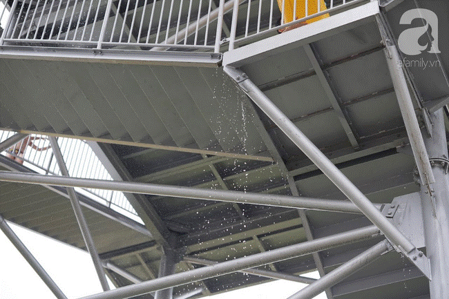 Mới khai trương hơn 1 ngày, công viên nước lớn nhất Thủ đô đã đục ngầu như ao, rác nổi lềnh phềnh bể bơi-13