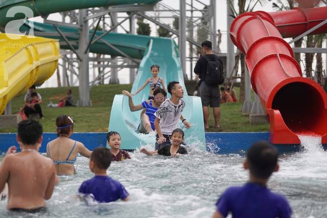 Mới khai trương hơn 1 ngày, công viên nước lớn nhất Thủ đô đã đục ngầu như ao, rác nổi lềnh phềnh bể bơi-14