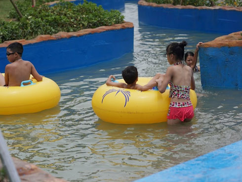 Không có công viên nước như ở thành phố, ông chú liền hô biến chuồng lợn thành bể bơi cho các cháu vui chơi dịp hè-4