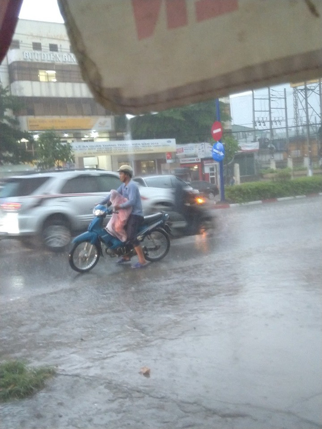 Đoạn clip 29 giây và hình ảnh người bố ướt sũng trên phố khiến dân mạng chia sẻ liên tục-1