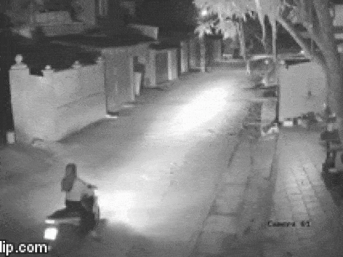 Clip: Cô gái gặp tai nạn dở khóc dở cười lúc 2h đêm chỉ vì lý do... chân ngắn!-1