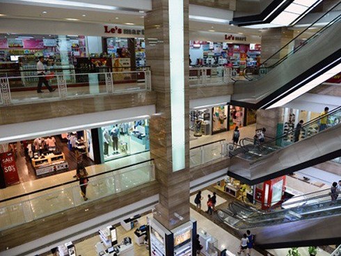 Hà Nội: Một cháu bé ngã từ tầng 2 ZARA bị thương