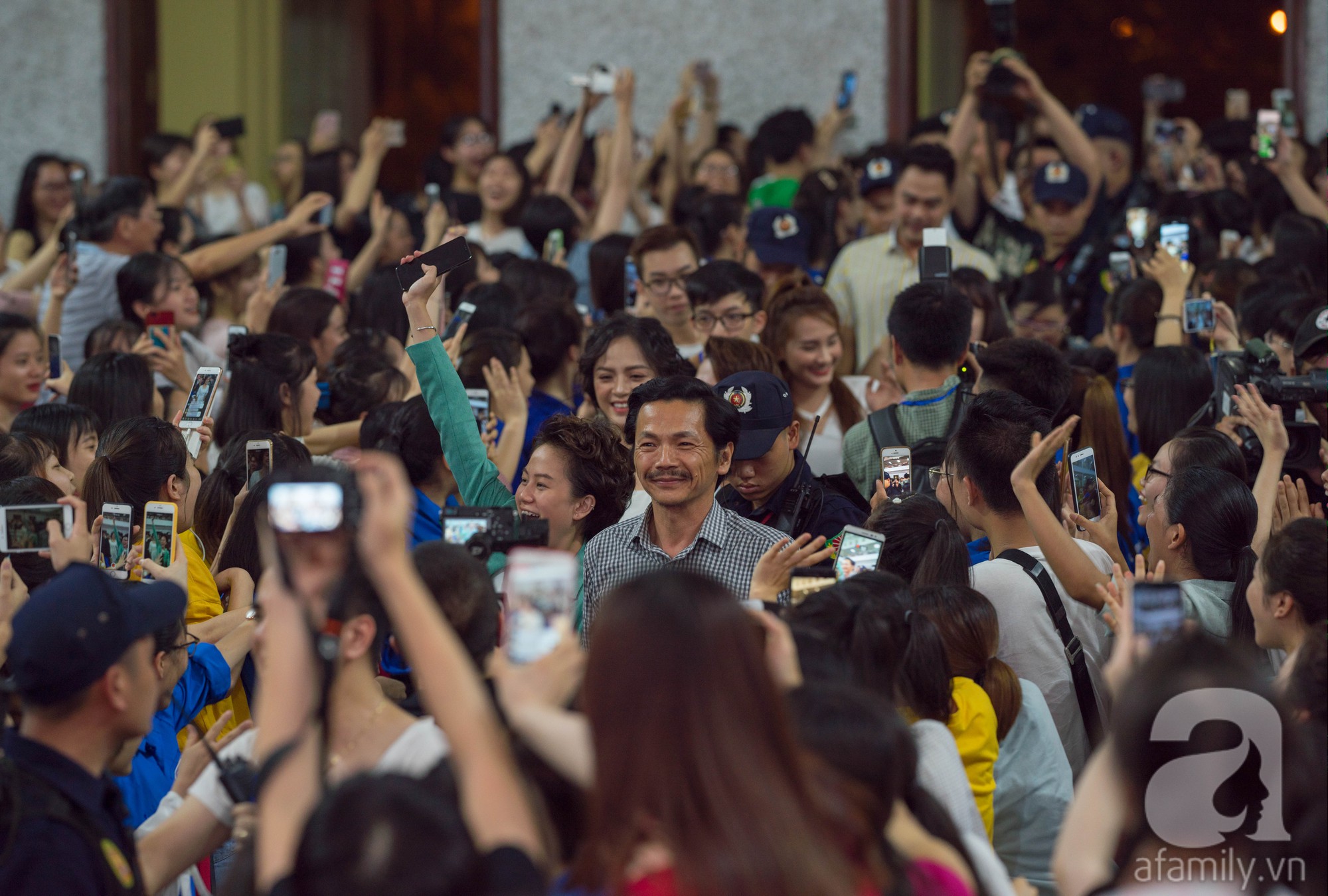 Dàn sao Về nhà đi con bị fan vây kín, chị Huệ gây náo loạn khi chu môi đòi hôn anh Dũng đại gia”-2