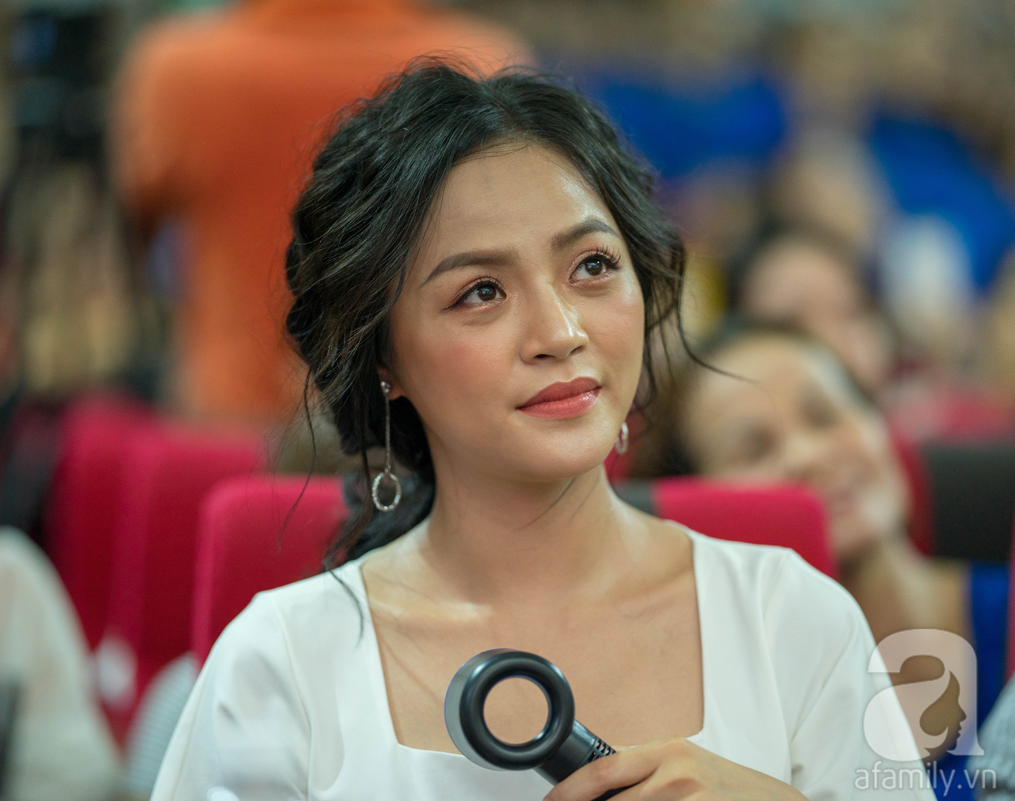 Dàn sao Về nhà đi con bị fan vây kín, chị Huệ gây náo loạn khi chu môi đòi hôn anh Dũng đại gia”-3