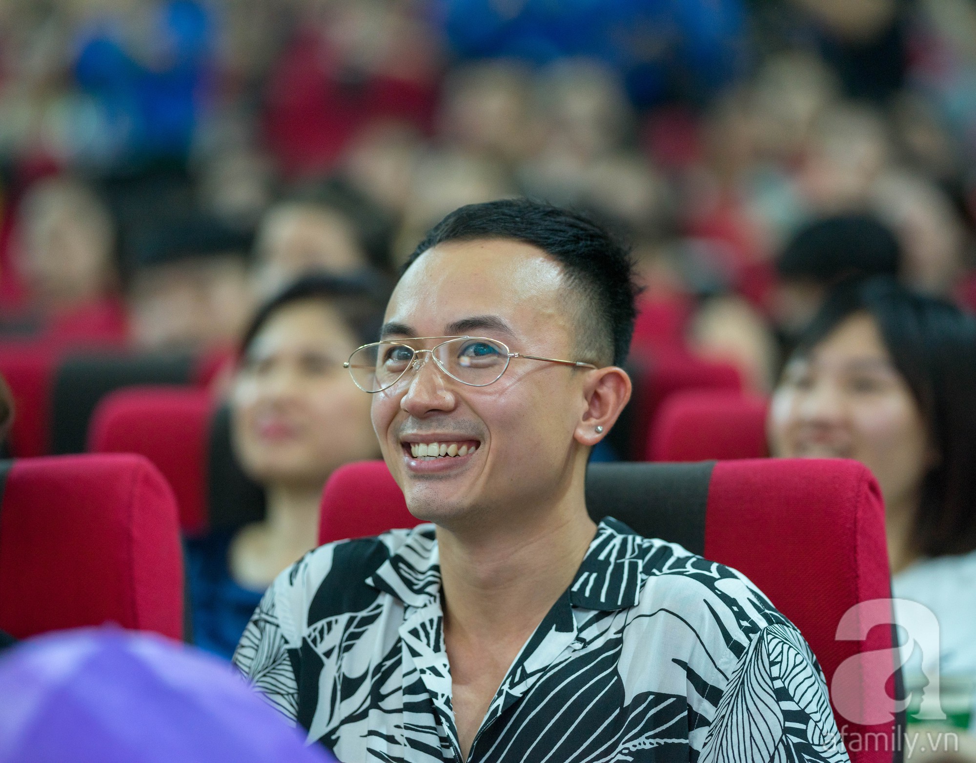 Dàn sao Về nhà đi con bị fan vây kín, chị Huệ gây náo loạn khi chu môi đòi hôn anh Dũng đại gia”-4