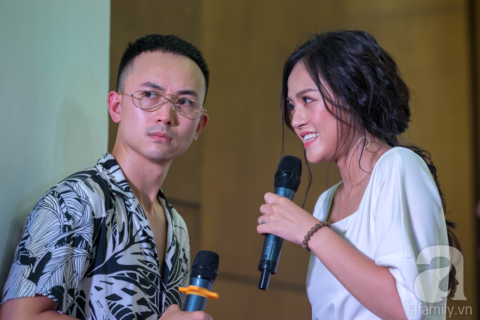 Dàn sao Về nhà đi con bị fan vây kín, chị Huệ gây náo loạn khi chu môi đòi hôn anh Dũng đại gia”-5