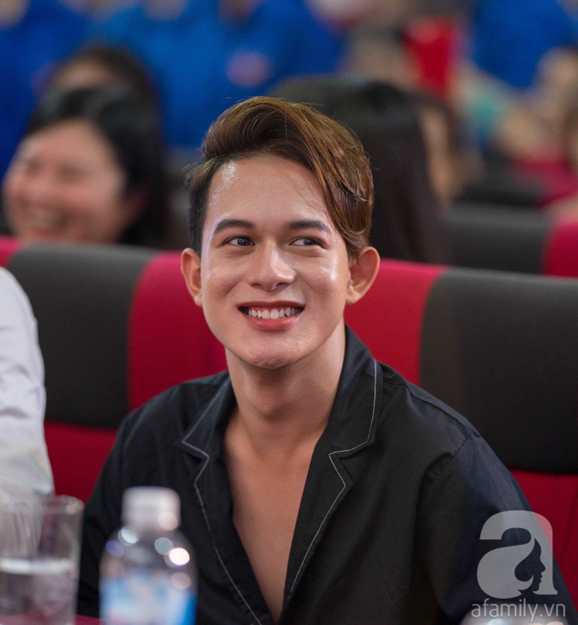 Dàn sao Về nhà đi con bị fan vây kín, chị Huệ gây náo loạn khi chu môi đòi hôn anh Dũng đại gia”-9