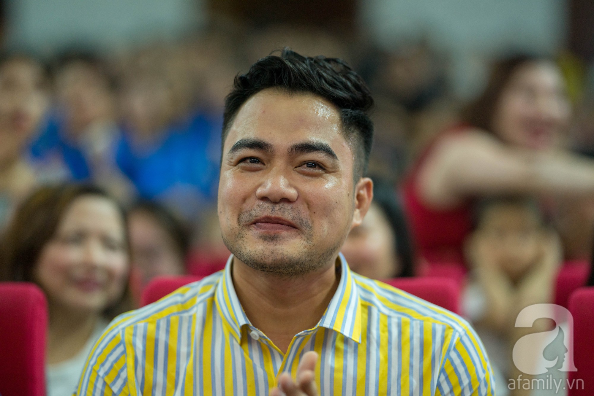 Dàn sao Về nhà đi con bị fan vây kín, chị Huệ gây náo loạn khi chu môi đòi hôn anh Dũng đại gia”-14