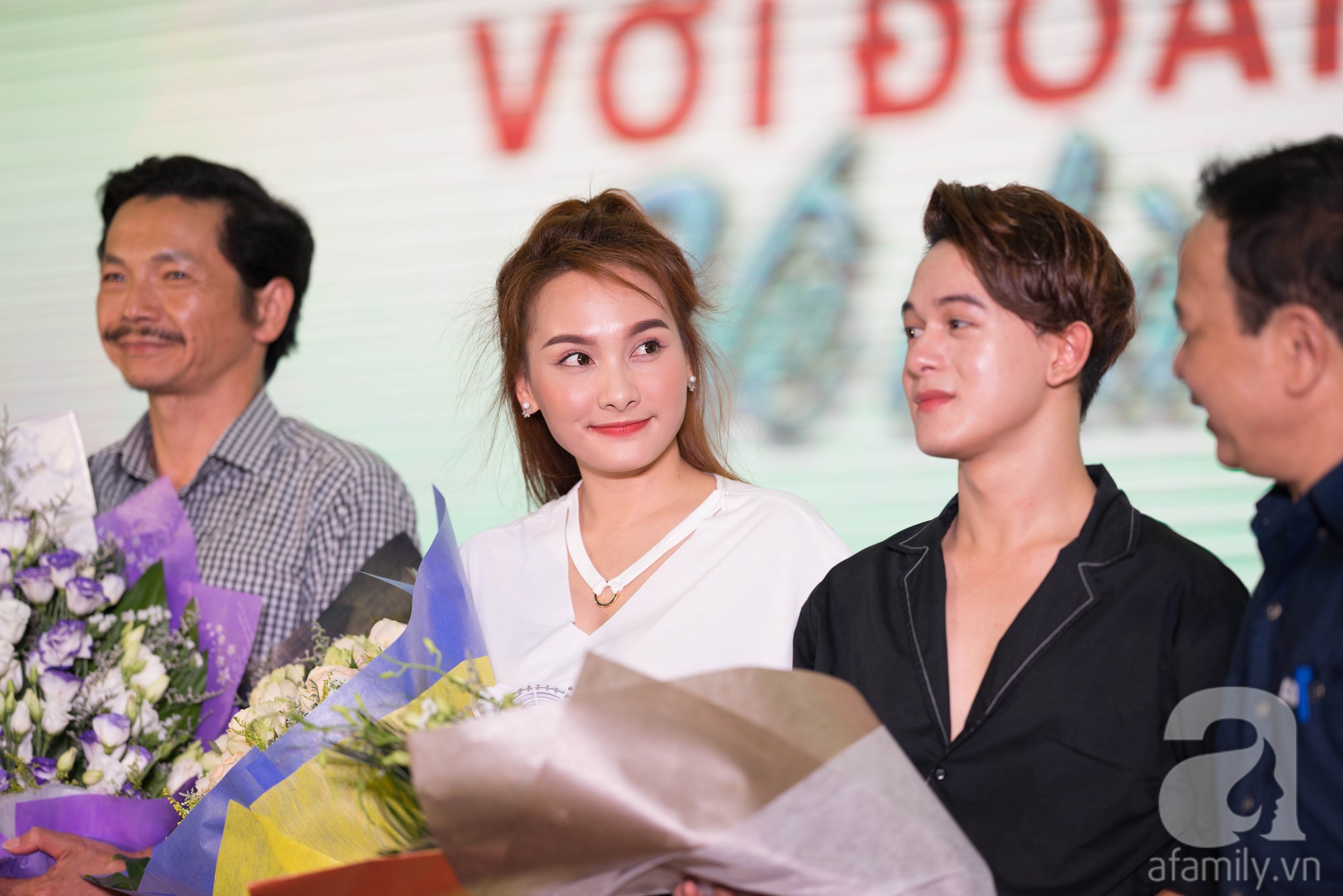 Dàn sao Về nhà đi con bị fan vây kín, chị Huệ gây náo loạn khi chu môi đòi hôn anh Dũng đại gia”-15