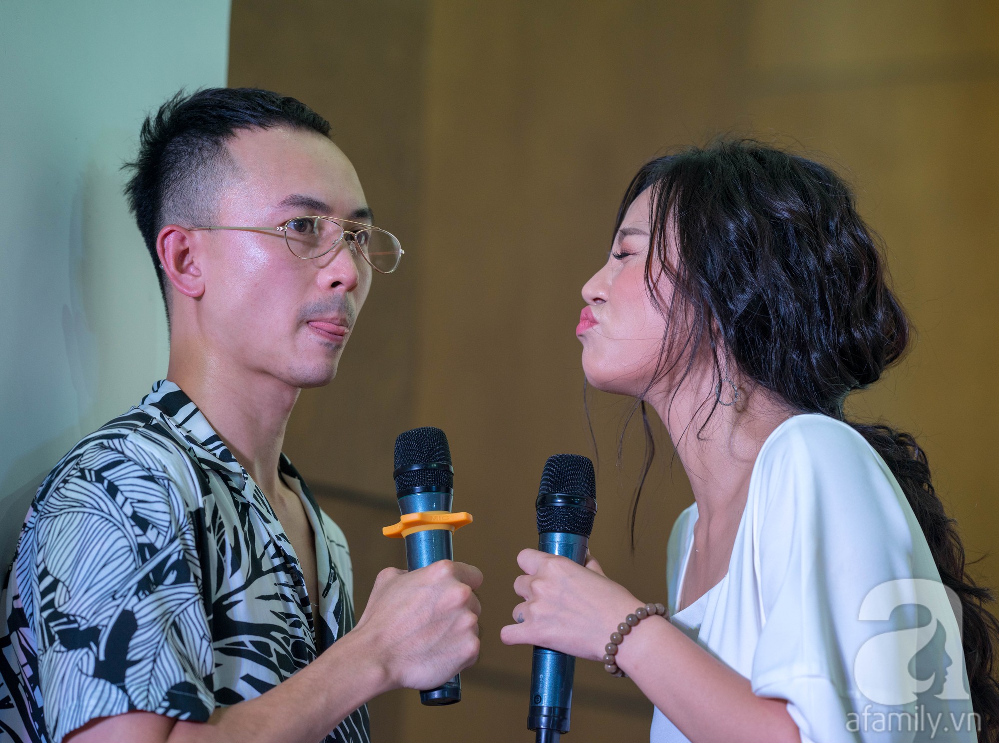 Dàn sao Về nhà đi con bị fan vây kín, chị Huệ gây náo loạn khi chu môi đòi hôn anh Dũng đại gia”-7