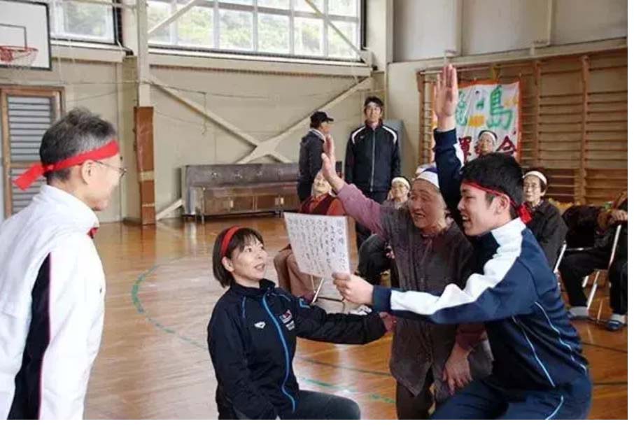 Toàn bộ giáo viên dồn sức dạy học sinh duy nhất của trường-6