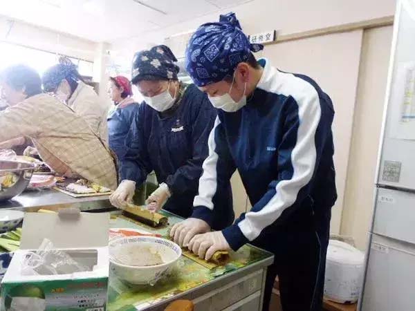 Toàn bộ giáo viên dồn sức dạy học sinh duy nhất của trường-11