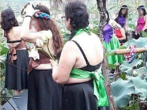 Không chịu thua kém chị em, cánh mày râu cũng khoe thân khi chụp hoa sen để rồi nhận cả rổ gạch đá từ dân mạng-4