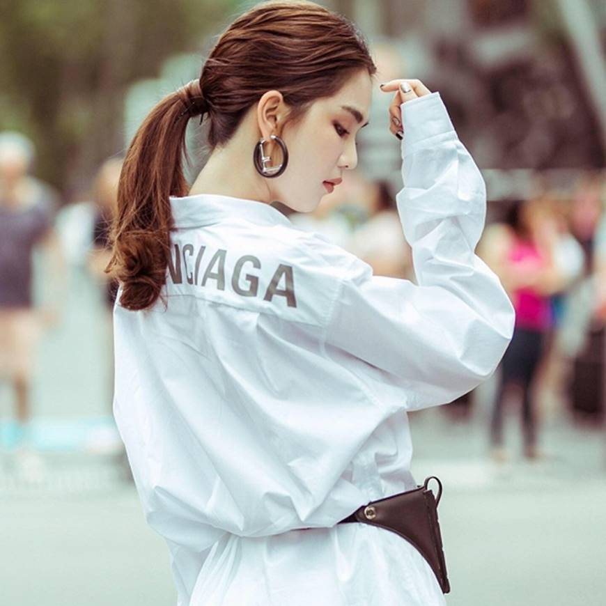 Ngọc Trinh lại diện áo bra khoe đường cong gợi cảm trên đường phố Singapore-5