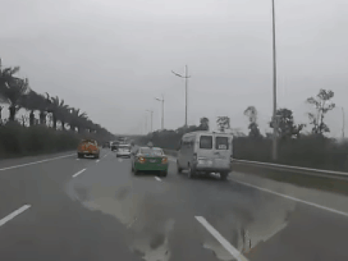 Thanh niên liều lĩnh đi xe một bánh trên dải phân cách-1