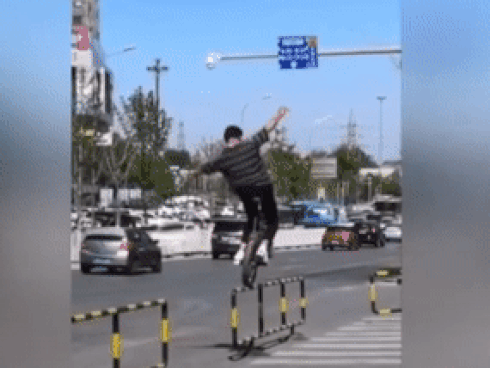 Thanh niên liều lĩnh đi xe một bánh trên dải phân cách