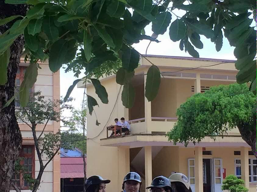 Thời tiết nắng nóng, đôi bạn cùng tiến vác bàn ra lan can ôn thi đại học bị dân mạng comment đá xoáy siêu chất-2