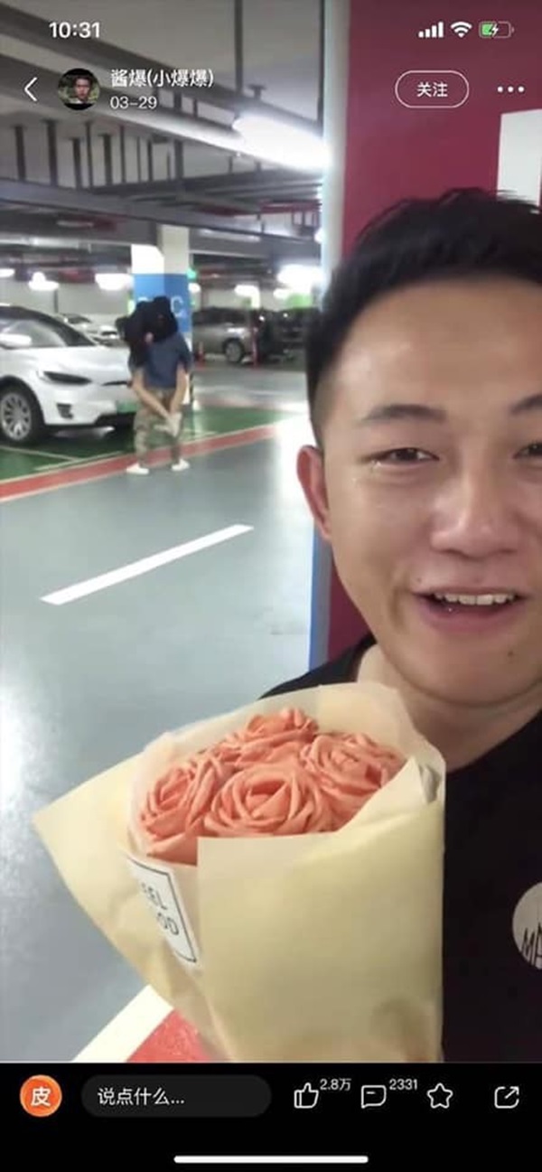 Đến tặng quà sinh nhật cho bạn gái, thanh niên bất ngờ được tặng ngược trong hầm gửi xe-1